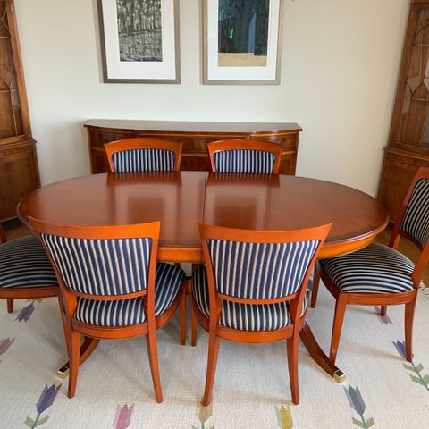 Spisestue med ovalt bord, 6 stoler, skjenk, samt 3 hjørneskap.