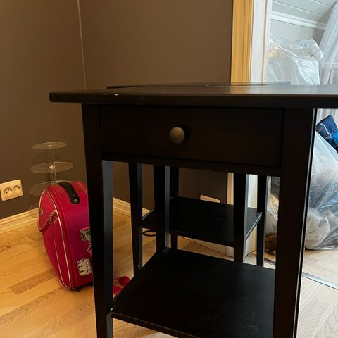 2 stk svarte nattbord fra IKEA