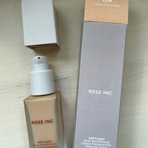 Rose Inc Softlight Skin-Smoothing Foundation - ny og ubrukt