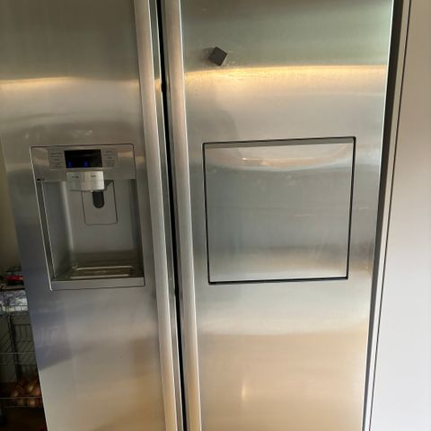 Kjøleskap med ismaskin