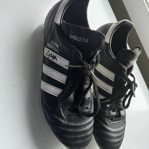 Adidas fotballsko str. 39,5