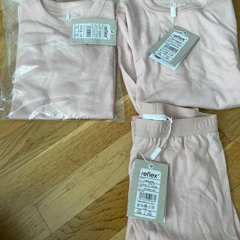 Ny Rosa ull bukse og t-shirts 110-116