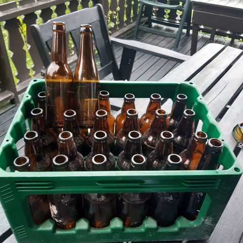 Gammel ølkasse med 33 cl flasker