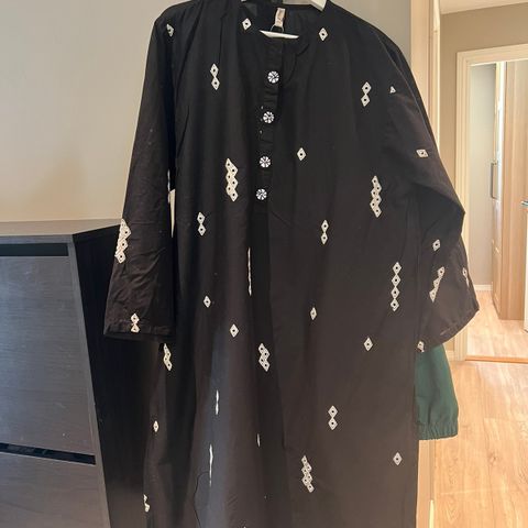 Selger pent brukte shalwar kameez billig! Prisen ligger mellom 300-500 kr.