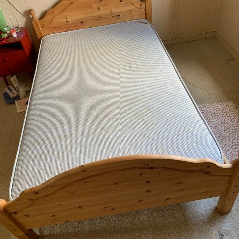 Solid seng i furu med sengebunn og madrass. Hentes innen 20 august