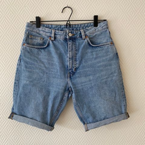 Denimshorts - av Monki Kimomo mid blue jeans.