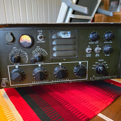 Militær/amatørradio Harris RF-301A  (AN/GRC-165) med RF-302A og Turner +3