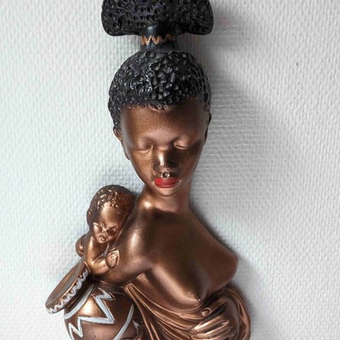 Gino Manca Afrikansk kvinnefigur m/barn