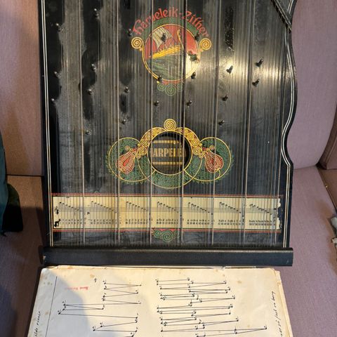 Zither harpeleik med noter