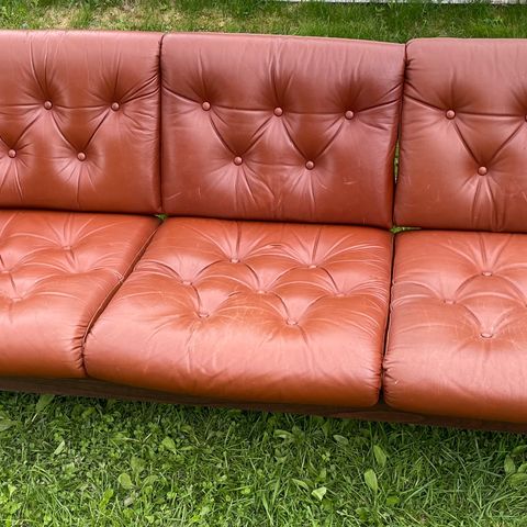 Sofagruppe i cognacfarget skinn fra 1970-tallet