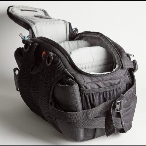Lowepro Inverse 200 AW hoftebag med skulderreim