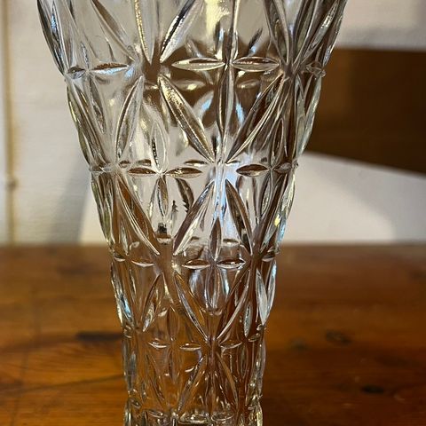 Søt gammel vase i pressglass