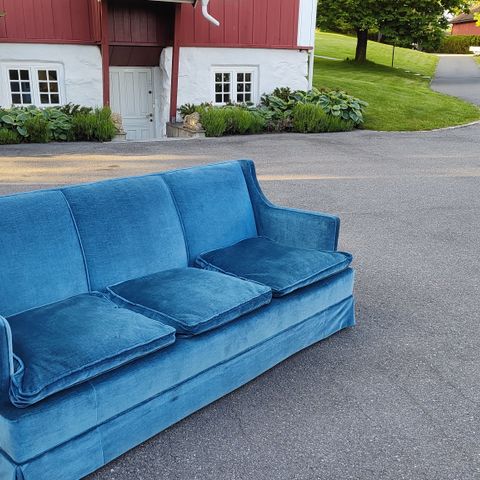 Vintage velvet blå sofaen fra Østre Holmen Herregård