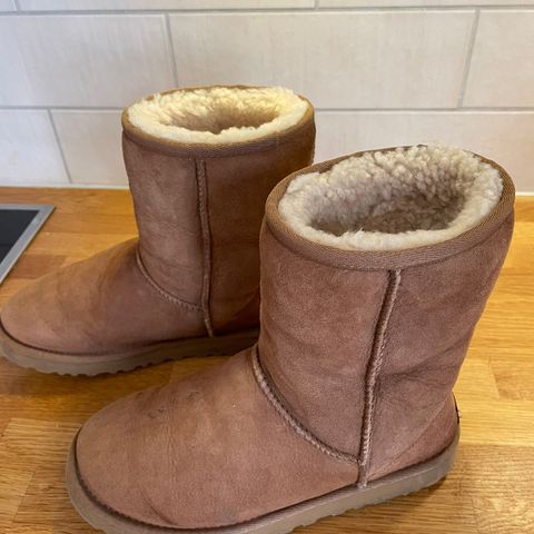 Ugg Classic short støvlett str 38/39 - ungdommens favoritt