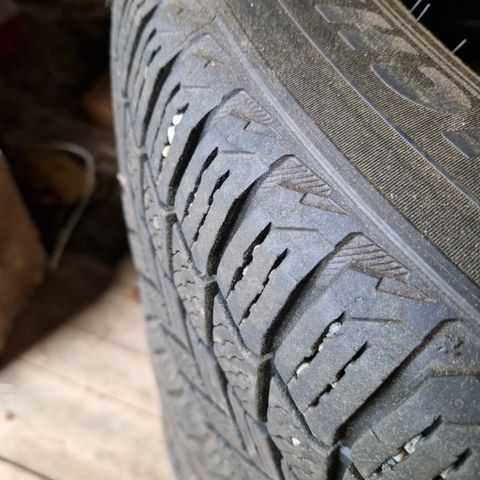 Michelin piggfrie vinterdekk 224/65R17