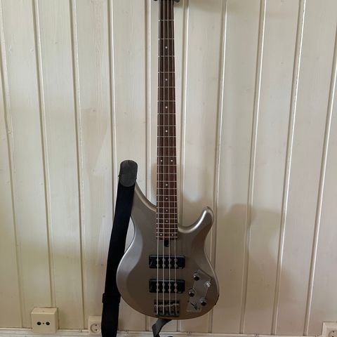 Yamaha bassgitar TRBX304
