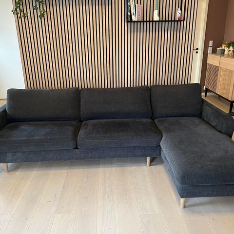 Fin stor tre-seter sofa med vendbar sjeselong.