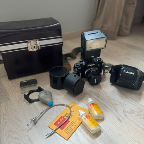 Canon A-1 med 2 linser, blitz, filter, rensesett, veske og cover