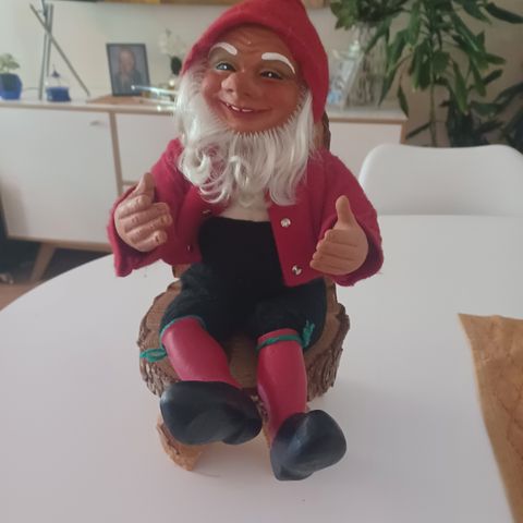 Arne Hasle nisse med stol.