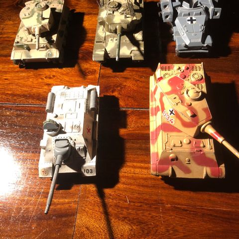 Corgi Toys tanks fra 60-70 tallet selges.