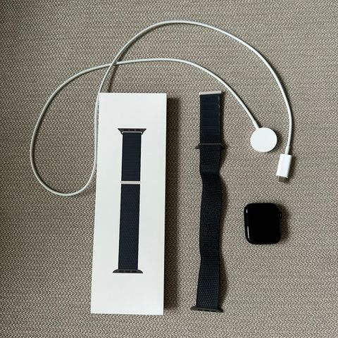 Apple Watch Series SE 44mm GPS Aluminium (midnatt)