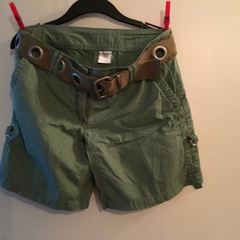 Superfin shorts fra Bik Bok i dusgrønn farge.