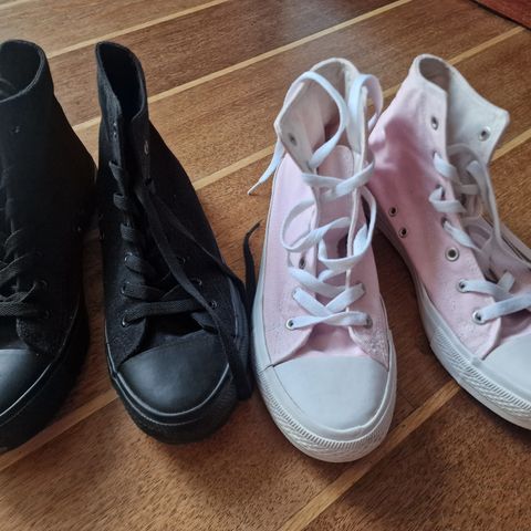 Converse type sko i rosa og svar farge