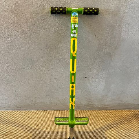 Hoppestokk/pogo stick fra QU-AX