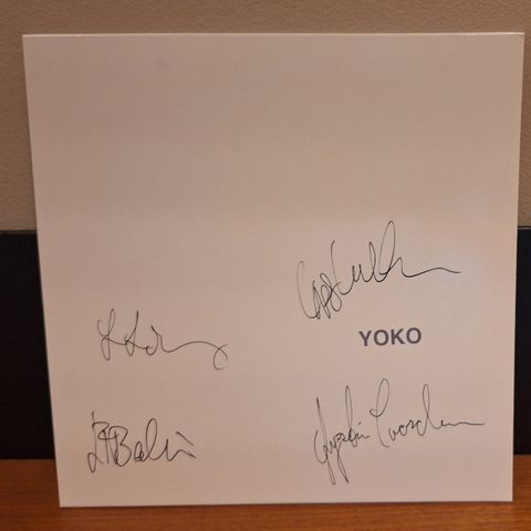 DeLillos - Yoko 10" signert