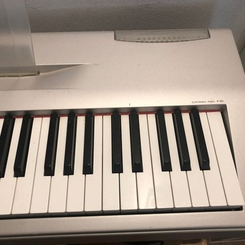 Yamaha P 60 el-piano med vektede tangenter
