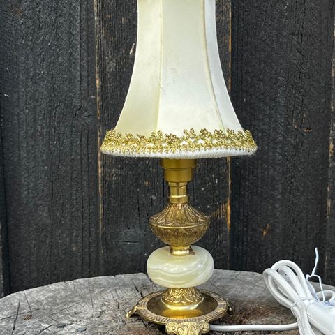 Søt vintage bordlampe i messing og Alabaster