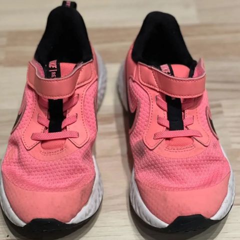 Rosa Nike str 33