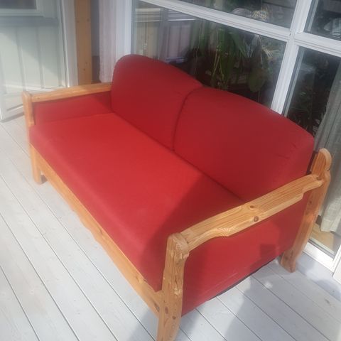 To-seter sofa, som enkelt kan gjøres om til en sovesofa.