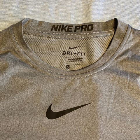 Nike Pro (Dri-Fit) trenings t-skjorte - grå