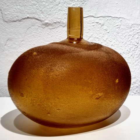 Kosta  Boda "Chicko  Amber Vase"-signert Bertil Vallien