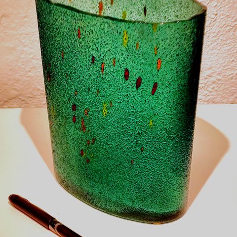 Kosta Boda -"Chicko Green vase" (model 49607) signert Bertil Vallien