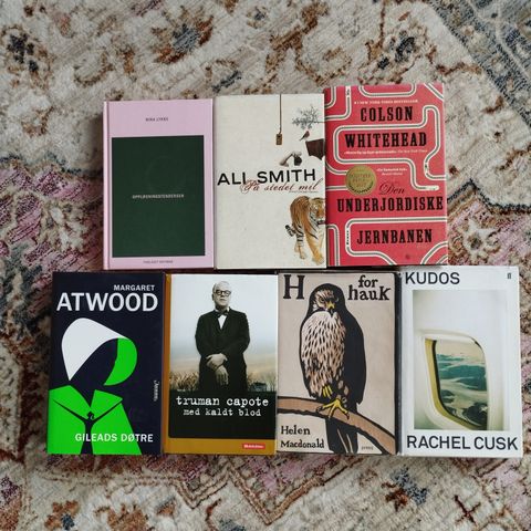 Bøker av bl.a. Margaret Atwood, Ali Smith, Truman Capote,  Rachel Cusk