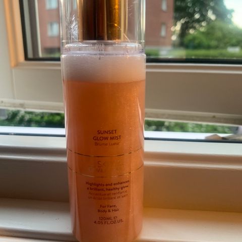 Camilla Phil body shimmer