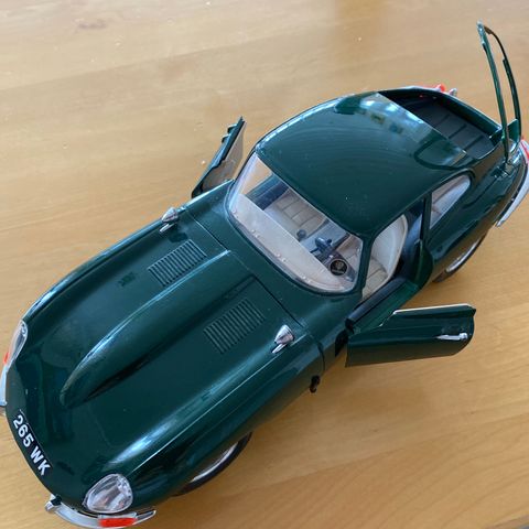Ny pris! Jaguar «E» 1961 skala: 1/18