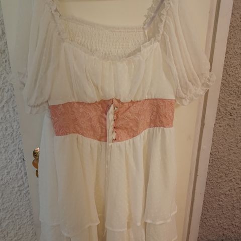 Hvit kjole med rosa bånd (SHEIN)