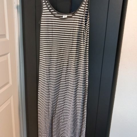 Beige og hvit stripete lang kjole