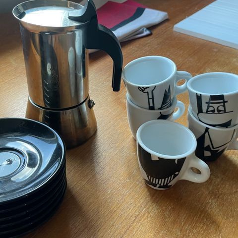 Bialetti espressokoker, fem kopper og seks kaffefat