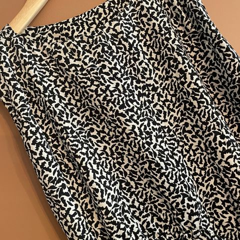 Mønstrete kort kjole fra Mango (XS)