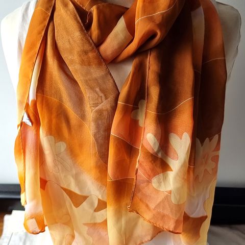 Fint mønstret skjerf i brune, oransje og gule toner