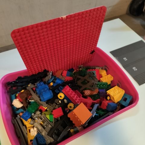 Lego/Duplo-bord med stoler
