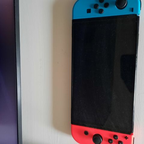 Selger Nintendo switch oled med 2 spill