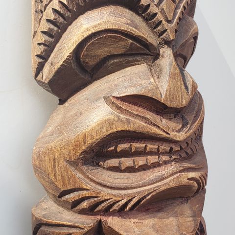 Tiki maske fra Hawaii i tre. Kan sendes.