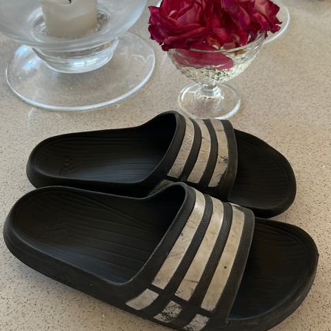 Sorte klassiske Addidas-sandaler str 39 selges billig da for små