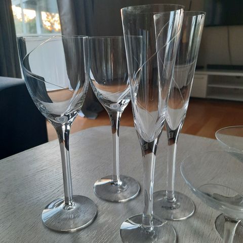 Line glass fra Kosta Boda selges