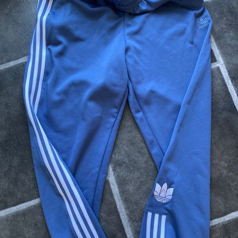 Baggy Adidas jobbebukser str. 40 (men mer 42)